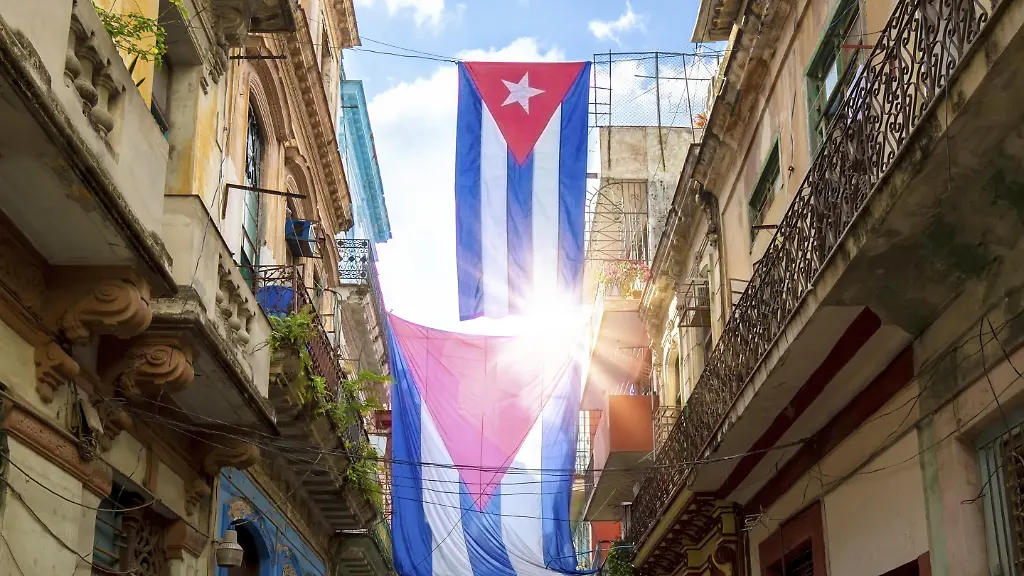 Malerische-farbenfrohe-Strassen-von-Alt-Havanna-im-historischen-Zentrum-von-Havanna-Vieja-in-der-Naehe-von-Paseo-El-Prado-und-Capitolio