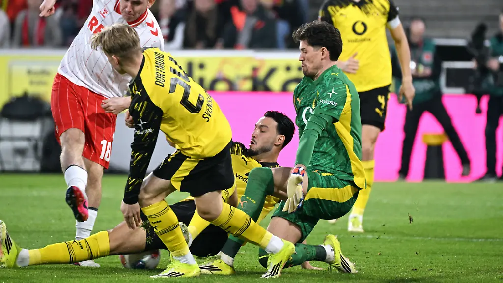 Fussball-Bundesliga-Deutschland-Herren-Saison-2025-2026-25-Spieltag-Rhein-Energie-Stadion-Koeln-1-FC-Koeln-Borussia-Dortmund-Isak-Johannesson-KOE-Daniel-Svensson-BVB-Ramy-Bensebaini-BVB-Gregor-Kobel-BVB