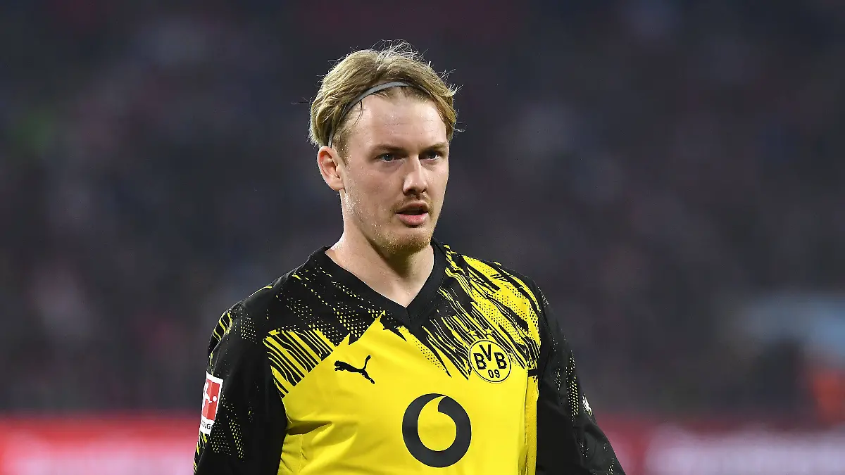 Julian-Brandt-Borussia-Dortmund-schaut-waehrend-des-Spiels-der-Bundesliga-zwischen-dem-1-FC-Koeln-und-Borussia-Dortmund-RheinEnergieSTADION-am-07-March-2026-in-Koeln-Deutschland-Foto-von-Ralf-Treese-DeFodi-Images-Julian-Brandt-Borussia-Dortmund-looks-on-during-the-Bundesliga-match-between-1-FC-Koeln-and-Borussia-Dortmund-at-RheinEnergieSTADION-on-March-7-2026-in-Koeln-Germany-Photo-by-Ralf-Treese-DeFodi-Images-DFL-regulations-prohibit-any-use-of-photographs-as-image-sequences-and-or-quasi-video