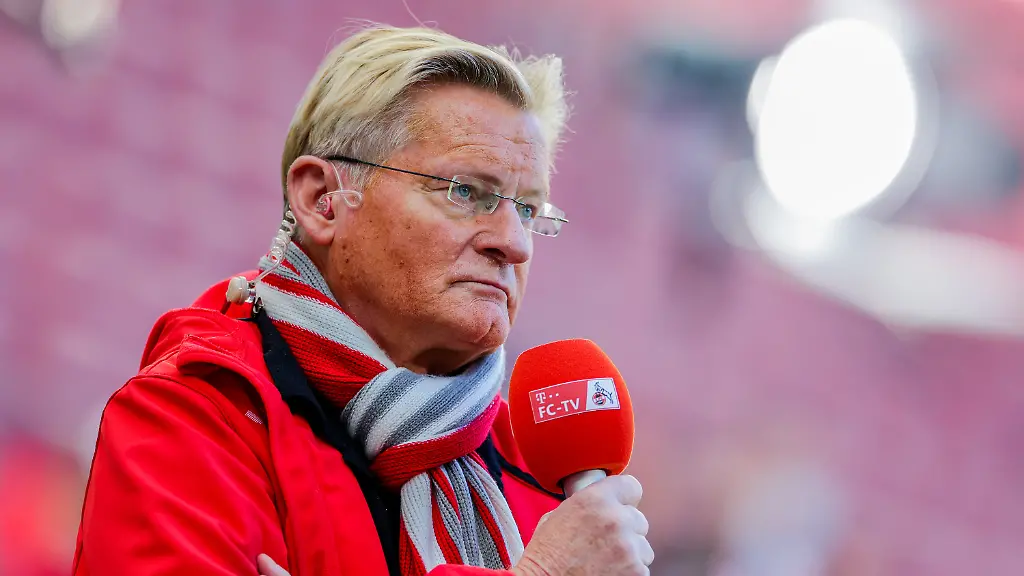 ARCHIV-24-10-2021-Nordrhein-Westfalen-Koeln-Fussball-Bundesliga-1-FC-Koeln-Bayer-Leverkusen-9-Spieltag-RheinEnergieStadion-Koelns-Stadionsprecher-Michael-Trippel-zu-dpa-Pfui