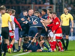 Bochum entkommt wohl Abstieg: Zweitliga-Kracher bietet Zoff und Tore satt