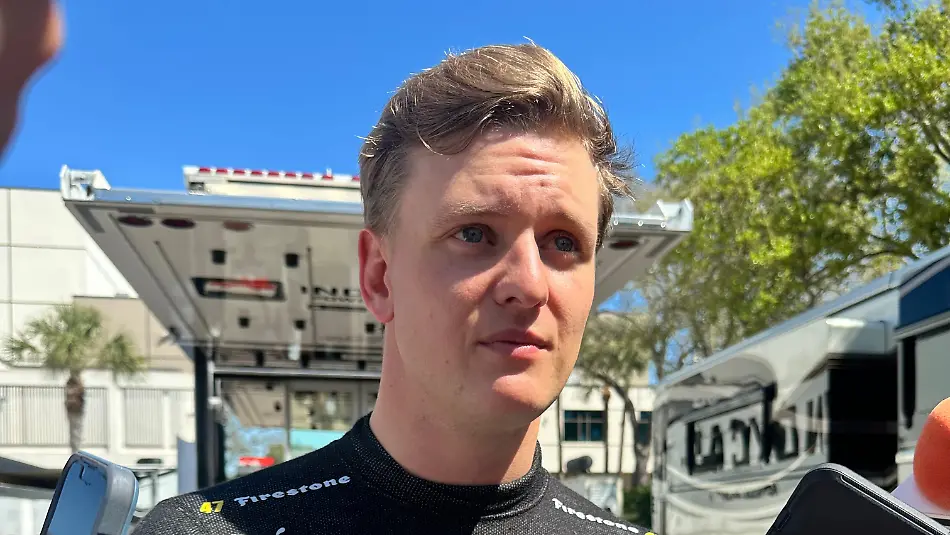 Mick-Schumacher-ist-beim-IndyCar-Rennen-zu-sehen-nachdem-er-in-der-ersten-Runde-des-Auftaktrennens-in-einen-Unfall-verwickelt-war