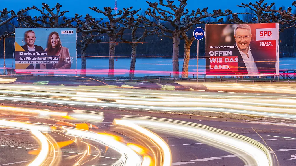 Ministerpraesident-Alexander-Schweitzer-SPD-rechtes-Plakat-und-Gordon-Schnieder-CDU-engagieren-sich-schon-seit-Jugendtagen-fuer-ihre-Parteien