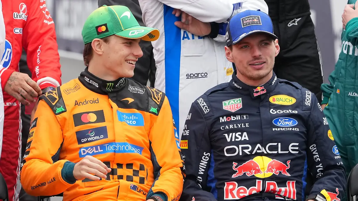 Oscar-Piastri-l-hatte-beim-Gruppenfoto-noch-gut-lachen