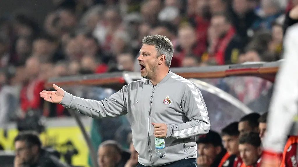 Entrenador-Lukasz-Kwasniok-1-FC-Koeln-gestos-futbol-1-Bundesliga-25-jornada-1-FC-Koeln-Borussia-Dortmund-1-2-el-03-07-2026-en-Koeln-Alemania