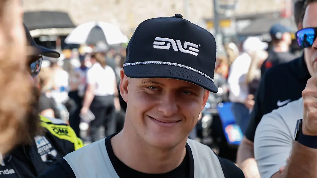 AVONDALE-AZ-MARCH-07-Mick-Schumacher-47-Rahal-Letterman-Lanigan-Racing-Honda-smiles-before-the-IndyCar-Indy-Car-IRL-USA-Series-Good-Ranchers-250-on-March-7-2026-at-Phoenix-Raceway-in-Avondale-Arizona