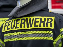 Spektakuläre Rettungsaktion: Mann hängt mit durchbohrtem Oberschenkel kopfüber am Zaun