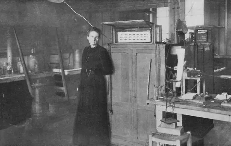 Marie-Curie-Polish-born-French-physicist-in-her-laboratory-1912-Marie-1867-1934-and-her-husband-Pierre-Curie-continued-the-work-on-radioactivity-started-by-Henri-Becquerel-In-1898-they-discovered-two-new-elements-polonium-and-radium-Marie-did-most-of-the-work-of-producing-these-elements-and-to-this-day-her-notebooks-are-still-too-radioactive-to-use-She-went-on-to-become-the-first-woman-to-be-awarded-a-doctorate-in-France-and-continued-her-work-after-Pierre-s-death-in-1906-In-1903-the-Curies-shared-the-Nobel-Prize-for-Physics-with-Becquerel-Marie-won-a-second-Nobel-Prize-for-chemistry-in-1911-HINWEIS-Das-Aufnahmedatum-ist-nicht-immer-bekannt