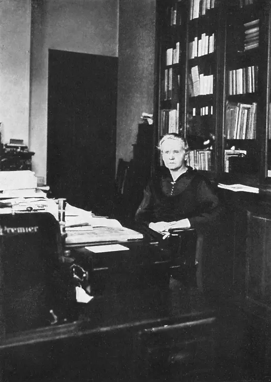 Marie-Curie-Polish-born-French-physicist-1925-Marie-Curie-1867-1934-in-her-office-at-the-Radium-Institute-Paris-of-which-she-was-director-of-research-from-1918-1934-Marie-and-her-husband-Pierre-Curie-continued-the-work-on-radioactivity-started-by-Henri-Becquerel-In-1898-they-discovered-two-new-elements-polonium-and-radium-Marie-did-most-of-the-work-of-producing-these-elements-and-to-this-day-her-notebooks-are-still-too-radioactive-to-use-She-went-on-to-become-the-first-woman-to-be-awarded-a-doctorate-in-France-and-continued-her-work-after-Pierre-s-death-in-1906-In-1903-the-Curies-shared-the-Nobel-Prize-for-Physics-with-Becquerel-Marie-won-a-second-Nobel-Prize-for-chemistry-in-1911-HINWEIS-Das-Aufnahmedatum-ist-nicht-immer-bekannt