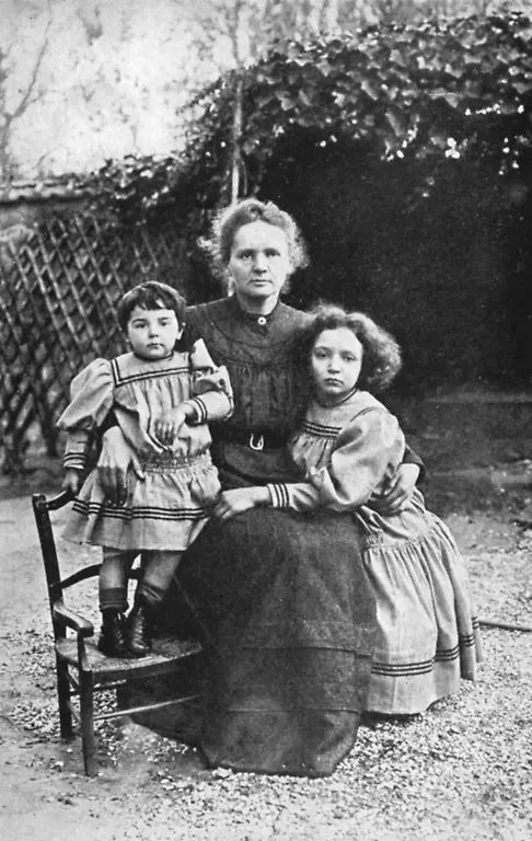 Marie-Curie-Polish-born-French-physicist-with-her-daughters-Eve-and-Irene-1908-Marie-Curie-1867-1934-and-her-husband-Pierre-continued-the-work-on-radioactivity-started-by-Henri-Becquerel-In-1898-they-discovered-two-new-elements-polonium-and-radium-Marie-did-most-of-the-work-of-producing-these-elements-and-to-this-day-her-notebooks-are-still-too-radioactive-to-use-She-went-on-to-become-the-first-woman-to-be-awarded-a-doctorate-in-France-and-continued-her-work-after-Pierre-s-death-in-1906-In-1903-the-Curies-shared-the-Nobel-Prize-for-Physics-with-Becquerel-Marie-won-a-second-Nobel-Prize-for-chemistry-in-1911-Irene-followed-her-parents-into-science-winning-the-Nobel-Prize-for-Chemistry-in-1935-for-her-work-on-the-synthesis-of-new-radioactive-elements-while-Eve-became-a-journalist-and-author-writing-a-best-selling-biography-of-her-mother-HINWEIS-Das-Aufnahmedatum-ist-nicht-immer-bekannt