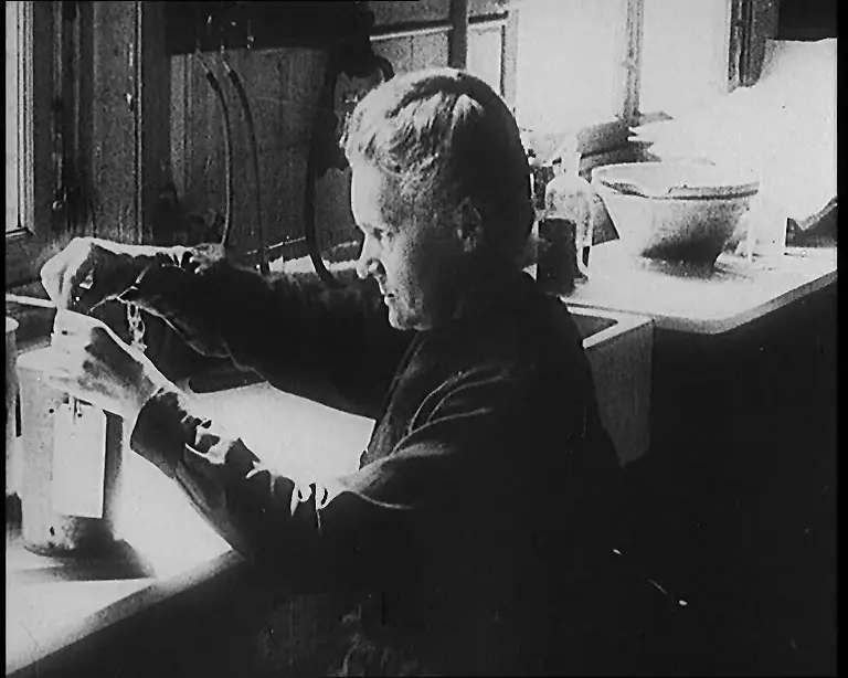 Marie-Sklodowska-Curie-the-Famous-Physicist-and-Chemist-in-Her-Laboratory-1920s-From-Time-to-Remember-Teenage-Flapper-1920s-Reel-4-a-dcumentary-about-women-s-lives-in-the-1920s-great-commentary-by-Joyce-Grenfell-HINWEIS-Das-Aufnahmedatum-ist-nicht-immer-bekannt