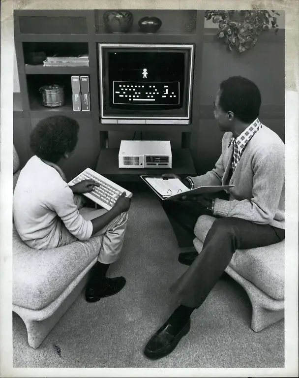 1971-Der-PCJr-ist-ein-benutzerfreundlicher-Personal-Computer-f-r-Anwender-mit-wenig-oder-gar-keiner-Computererfahrung-Er-enth-lt-Programme-die-neue-Benutzer-mit-dem-System-und-seinen-Funktionen-vertraut-machen-Das-Einstiegsmodell-enth-lt-Keyboard-Adventure-das-die-Grafik-Farb-und-Soundfunktionen-des-Computers-nutzt-um-Benutzer-mit-der-kabellosen-Tastatur-vertraut-zu-machen-Exploring-the-PCjr-ist-im-erweiterten-Modell-enthalten-Es-erkl-rt-die-Funktionen-des-Systems-die-Festplattenbetriebsprogramme-die-Programmiersprache-und-optionale-Drucker-Der-IBM-PCjr-Sampler-ebenfalls-im-erweiterten-System-enthalten-erm-glicht-dem-Benutzer-eine-Vorschau-auf-einige-allt-gliche-Computeranwendungen-darunter-die-Strukturierung-eines-Budgets-das-Schreiben-von-Briefen-und-die-Verwaltung-von-Telefon-und-Adressb-chern