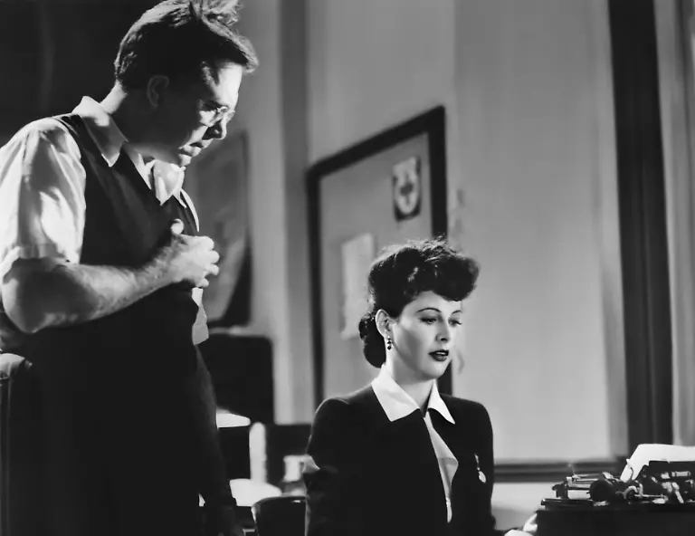 Hollywood-Regisseur-King-Vidor-und-Schauspielerin-Hedy-Lamarr-1941-in-den-MGM-Studios-Hollywood-bei-den-Dreharbeiten-zu-dem-Film-H-M-Pulham-Esquire-Personen-WICHTIG-Nutzung-nur-redaktionell-mit-Filmtitelnennung-Titel-Buch-und-Kalendernutzungen-nur-nach-Absprache