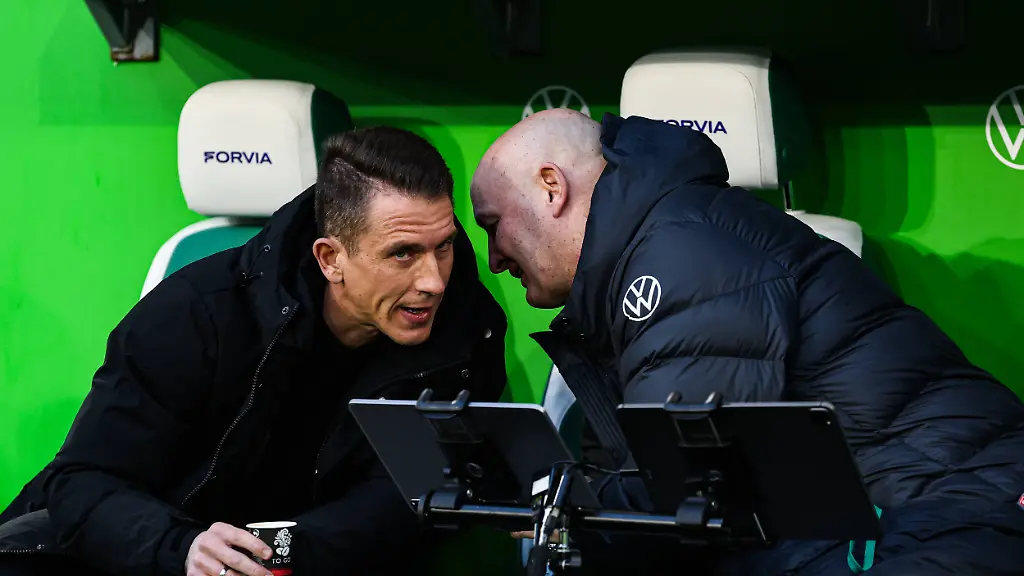 Trainer-Daniel-Bauer-und-Geschaeftsfuehrer-Peter-Christiansen-VfL-Wolfsburg-1-Fussball-Bundesliga-Saison-2025-2026-Punktspiel-VfL-Wolfsburg-vs-1-FC-Union-Berlin-in-der-Volkswagen-Arena-in-Wolfsburg-Fussball-Deutschland-Mann-Maenner-06-12
