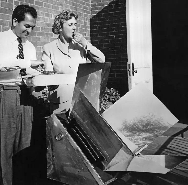 Dr-Maria-Telkes-isst-ein-Stueck-Fleisch-von-einem-Solarofen