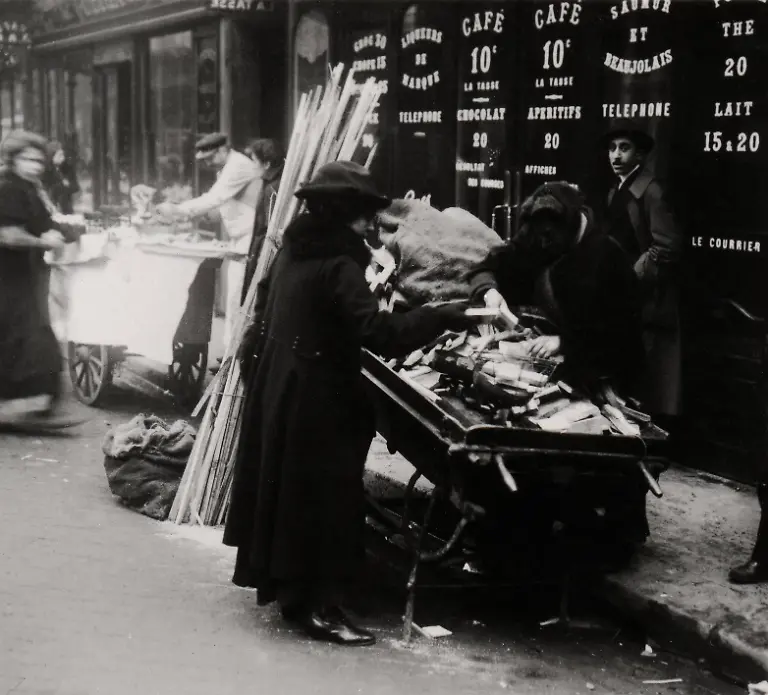 Firewood-selling-in-the-street-Firewood-selling-in-the-street-Paris-January-1917-France-World-War-I-PUBLICATIONxINxGERxSUIxAUTxONLY-Copyright-xPhoto12-ArchivesxSnarkx-DFS09A08-413