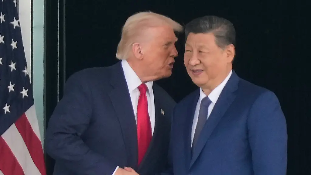 US-Praesident-Donald-Trump-l-und-der-chinesische-Praesident-Xi-Jinping-schuetteln-sich-nach-ihrem-Gipfeltreffen-zwischen-den-USA-und-China-am-Gimhae-International-Airport-die-Hand