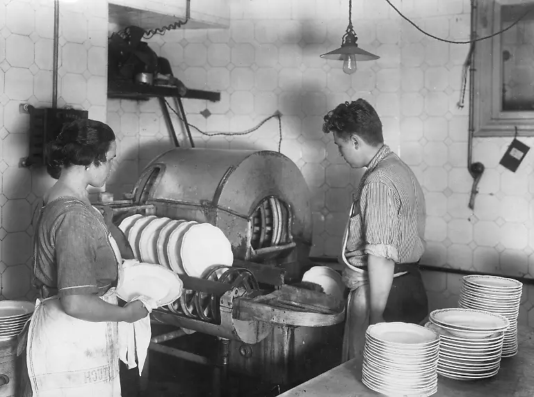 Diese-Geschirrspuelmaschine-aus-dem-Jahr-1926-war-im-Berliner-Hotel-Adlon-im-Einsatz-Aufnahmedatum-01-01-1926-31-12