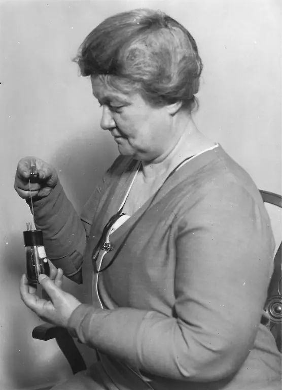 Die-amerikanische-Erfinderin-C-E-Quinn-mit-ihrer-Erfindung-Gluehfadenroehre-Um-1935-Photographie