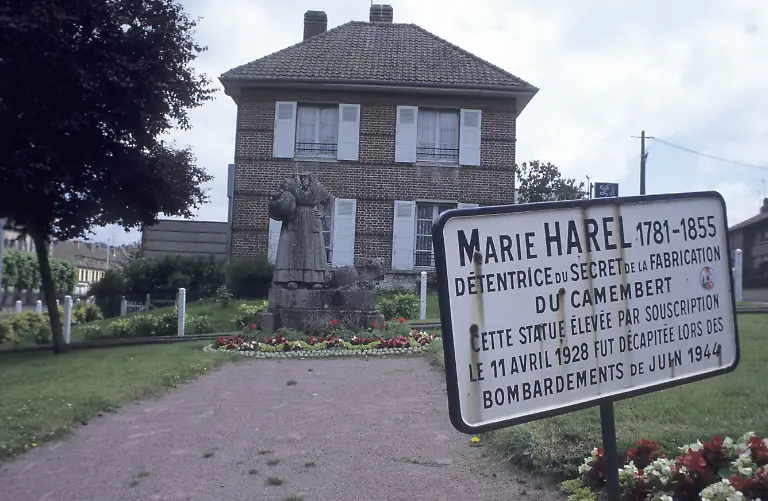 Kopflose-Statue-der-Camembert-Weichkaese-Erfinderin-Marie-Harel-in-Vimoutiers-Die-Statue-zu-Ehren-der-Baeuerin-wurde-1944-bei-der-Landung-der-Alliierten-in-der-Normandie-durch-Bombensplitter-beschaedigt-und-in-dem-Zustand-belassen