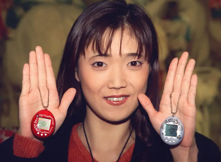 ARCHIV-Tamagotchi-Erfinderin-Aki-Maita-zeigt-am-15-12-1997-in-Hamburg-zwei-der-elektronischen-Quaelgeister-Zu-dpa-Vor-20-Jahren-Tamagotchis-ebneten-den-Weg-fuer-virtuelle-Haustiere-vom-11-05