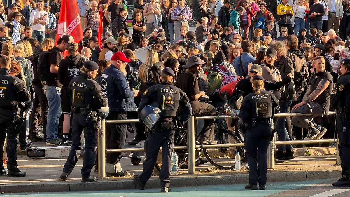 Polizei setzt hunderte Demonstranten in Stuttgart fest