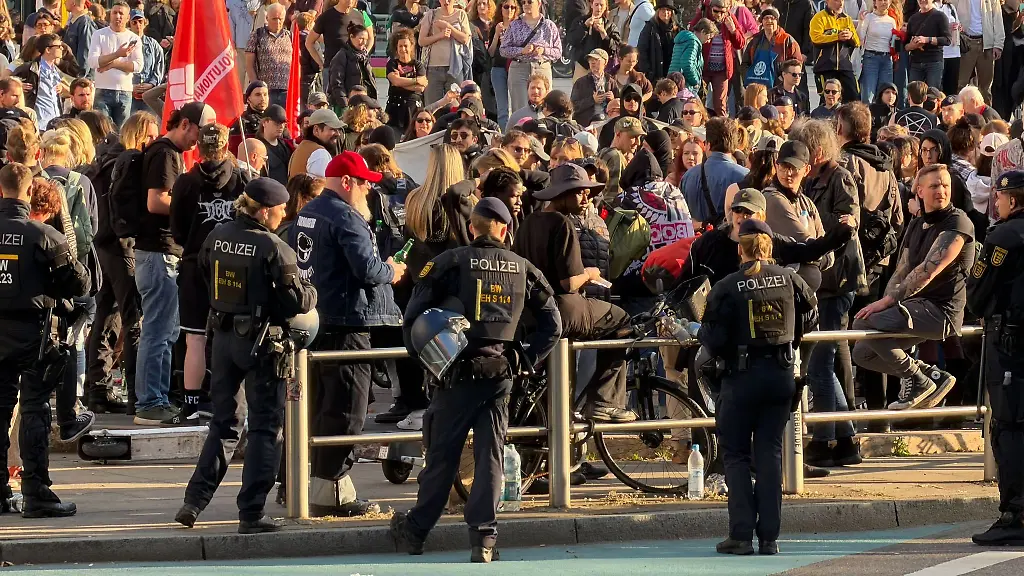 Mit-einer-Gegendemonstration-wollten-linke-Demonstranten-nach-eigenen-Angaben-ein-Zeichen-fuer-eine-offene-Gesellschaft-in-Stuttgart-setzen