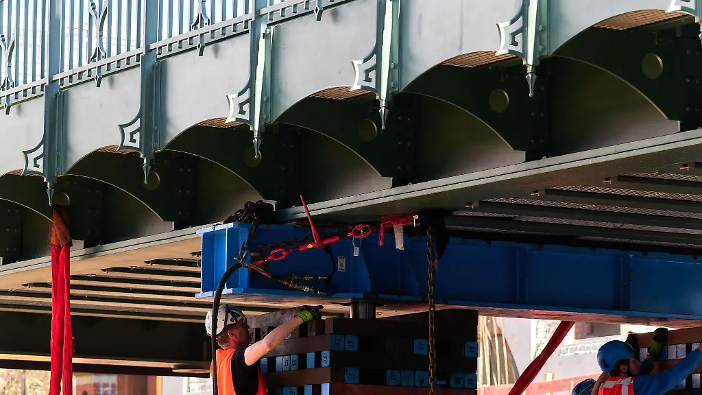 Bauarbeiter-bringen-ein-Teil-der-neuen-Eisenbahnueberfuehrung-an-der-Hamburger-Schanzenstrasse-in-Position