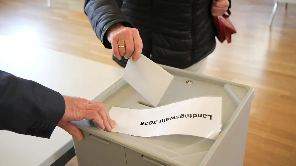 Themenbild-Landtagswahl-2026-in-Baden-Wuerttemberg-Kommunalwahl-2026-Bild-Landtagswahl-Kommunalwahl-Waehler-bei-der-Stimmabgabe-Waehler-wirft-Wahlumschlag-Stimme-in-eine-Wahlurne-Wahlbox-Hand-Finger-Themenbild-Featurebild-Symbolbild