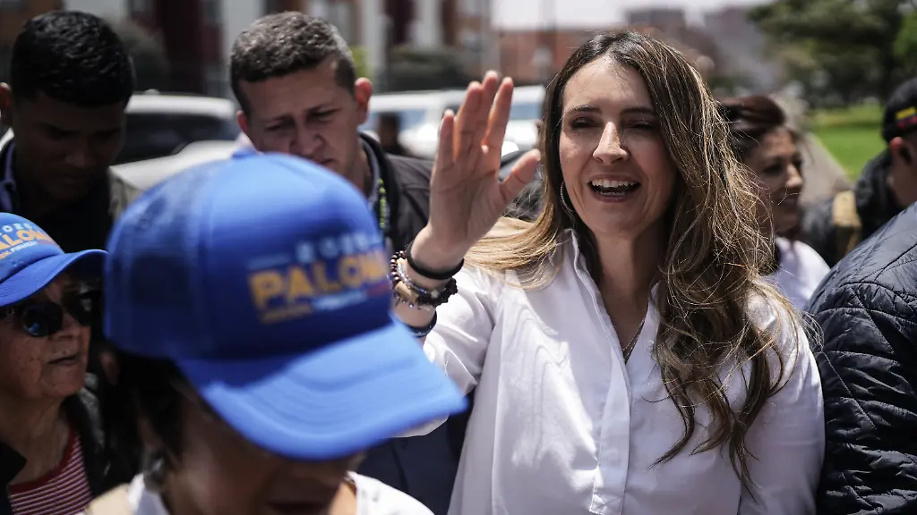 01-03-2026-Kolumbien-Bogota-Die-Praesidentschaftskandidatin-der-Partei-des-Demokratischen-Zentrums-Paloma-Valencia-winkt-ihren-Anhaengern-waehrend-einer-Wahlkampfveranstaltung-zu