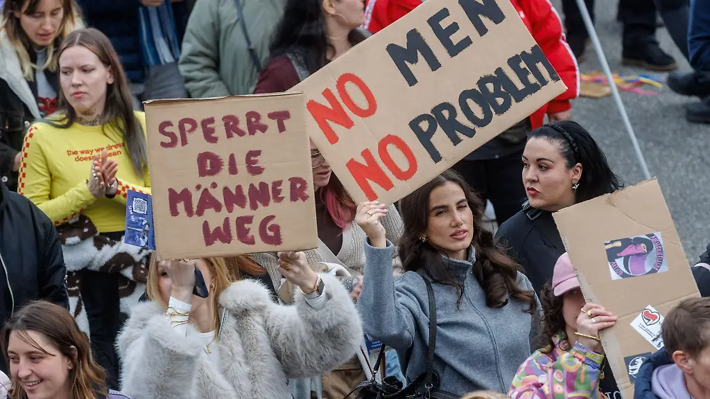 Teilnehmerinnen-einer-feministischen-Demonstration-aeussern-ihre-Meinung-auf-Plakaten