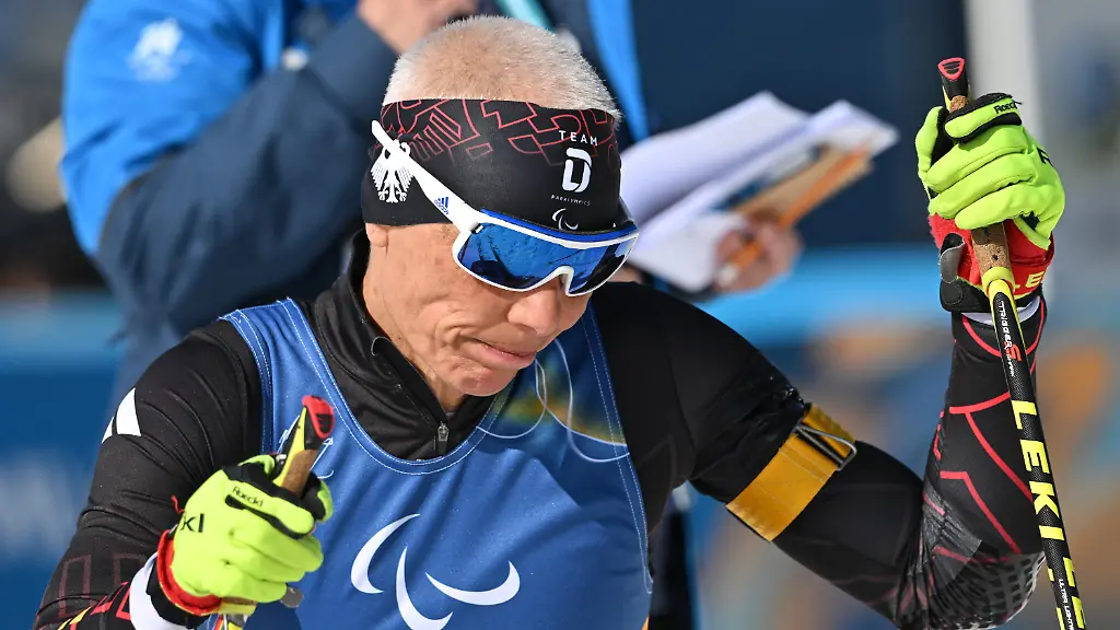 08-03-2026-Italien-Tesero-Andrea-Eskau-aus-Deutschland-sitzt-enttaeuscht-im-Ziel-nach-der-Disqualifikation-bei-den-Paralympics-im-Para-Biathlon-Einzel-Frauen-sitzend-im-Tesero-Cross-Country-Skiing-Stadium-Hier-werden-die-Wettkaempfe-im-Para-Biathlon-und-Para-Skilanglauf-der-Paralympischen-Spiele-ausgetragen-Die-XIV-Winter-Paralympics-finden-vom-6-bis-15-Maerz-2026-statt