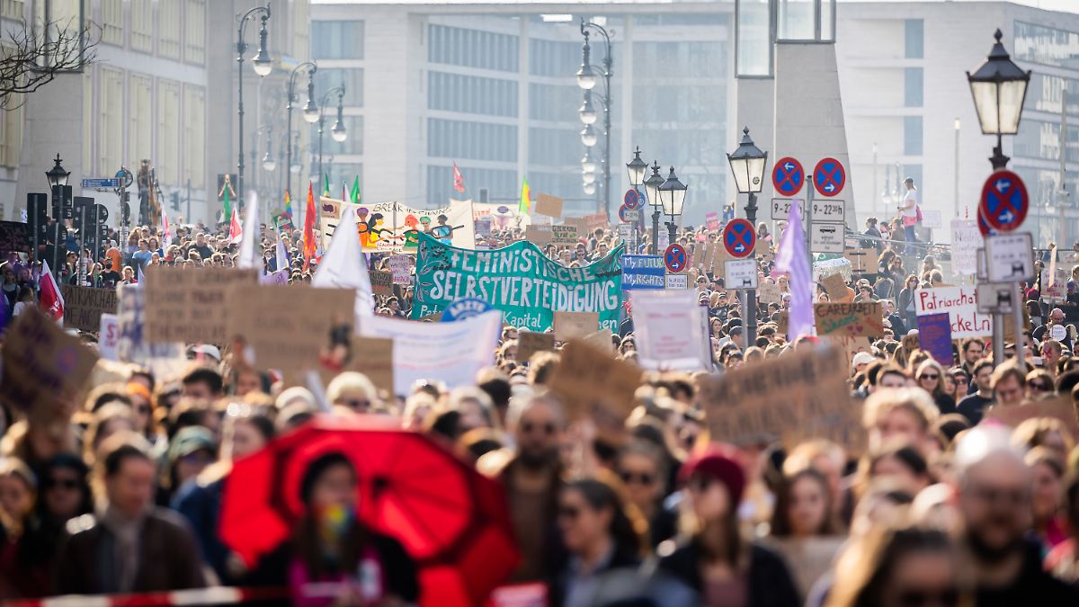 Zehntausende bei Demo zum Internationalen Frauentag in Berlin
