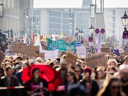 "Mann tötet nicht aus Liebe": Zehntausende bei Demo zum Internationalen Frauentag in Berlin