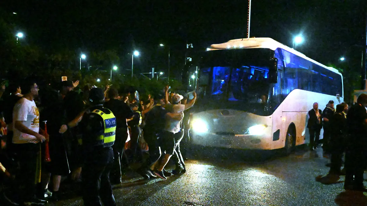 AFC-Frauen-Asien-Pokal-Gruppe-A-Iran-Philippinen-im-Gold-Coast-Stadion-Fans-versuchen-nach-dem-Spiel-einen-Bus-zu-blockieren-in-dem-iranische-Spielerinnen-sitzen