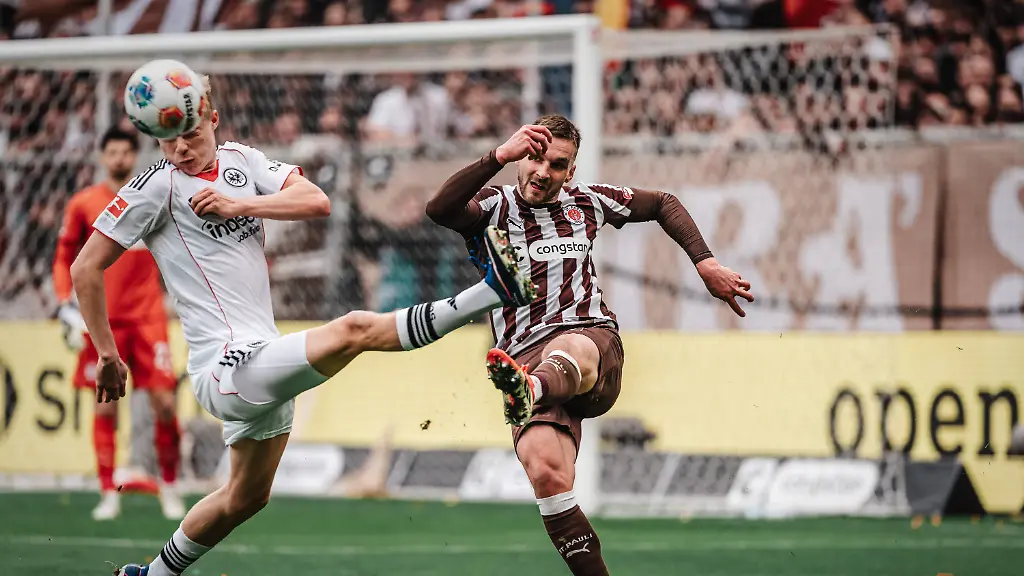 Fussball-Maenner-Saison-2025-2026-Fussball-Bundesliga-25-Spieltag-FC-St-Pauli-vs-Eintracht-Frankfurt-08-03-2026-v-l-Jonathan-Burkardt-9-Eintracht-Frankfurt-gegen-James-Sands-6-FC-St