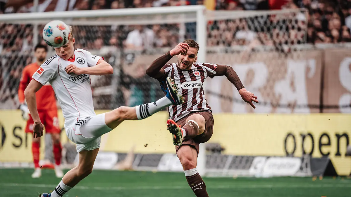 Fussball-Maenner-Saison-2025-2026-Fussball-Bundesliga-25-Spieltag-FC-St-Pauli-vs-Eintracht-Frankfurt-08-03-2026-v-l-Jonathan-Burkardt-9-Eintracht-Frankfurt-gegen-James-Sands-6-FC-St