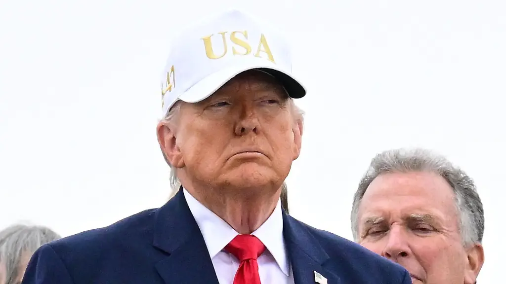 DOVER-DELAWARE-UNITED-STATES-MARCH-07-U-S-President-Donald-Trump-is-seen-as-the-plane-carrying-U-S-soldiers-killed-in-the-Iranian-retaliatory-strikes-arrives-at-Dover-Delaware-United-States-on-March-07-2026-U-S-Army-Reserve-Members-Maj-Jeffrey-OAeoBrien-Capt-Cody-Khork-Chief-Warrant-Officer-3-Robert-M-Marzan-Sgt-1st-Class-Nicole-Amor-Sgt-1st-Class-Noah-Tietjens-and-Sgt-Declan-Coady-were-killed-in-the-retaliatory-Iranian-strike-on-Port-of-Shuaiba-Kuwait