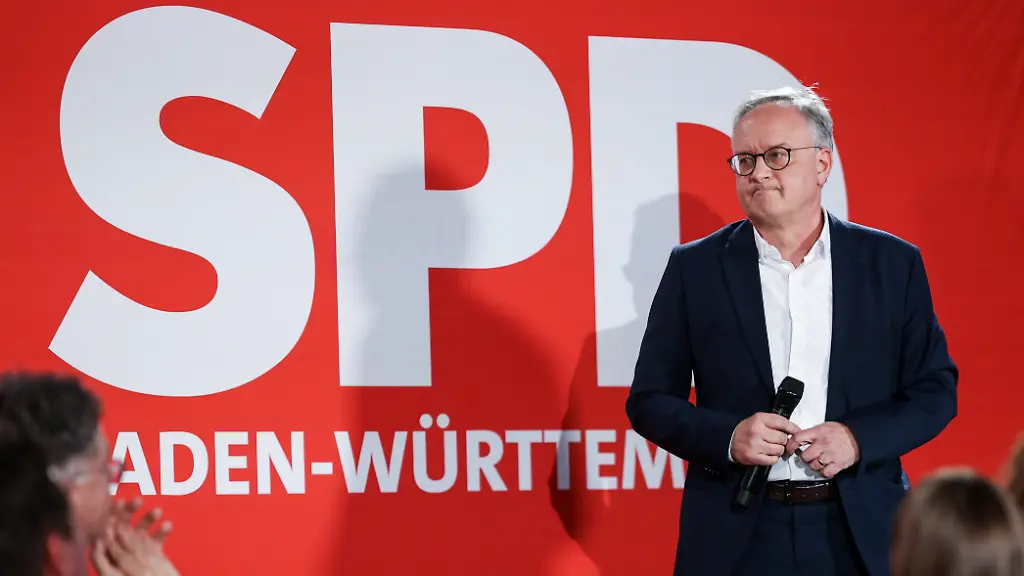 SPD-Spitzenkandidat-Andreas-Stoch-blickt-mit-Parteikollegen-auf-die-ersten-Hochrechnungen-der-Landtagswahl-in-Baden-Wuerttemberg-und-haelt-dazu-eine-Rede-Am-08-Maerz-fand-in-Baden-Wuerttemberg-die-Landtagswahl-statt