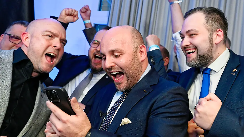 AfD-Spitzenkandidat-Markus-Frohnmaier-M-und-Anhaenger-reagieren-in-der-Landesgeschaeftsstelle-der-AfD-bei-Bekanntgabe-der-ersten-offiziellen-Hochrechnung-um-18-Uhr-Am-8-Maerz-fand-in-Baden-Wuerttemberg-die-Landtagswahl-statt