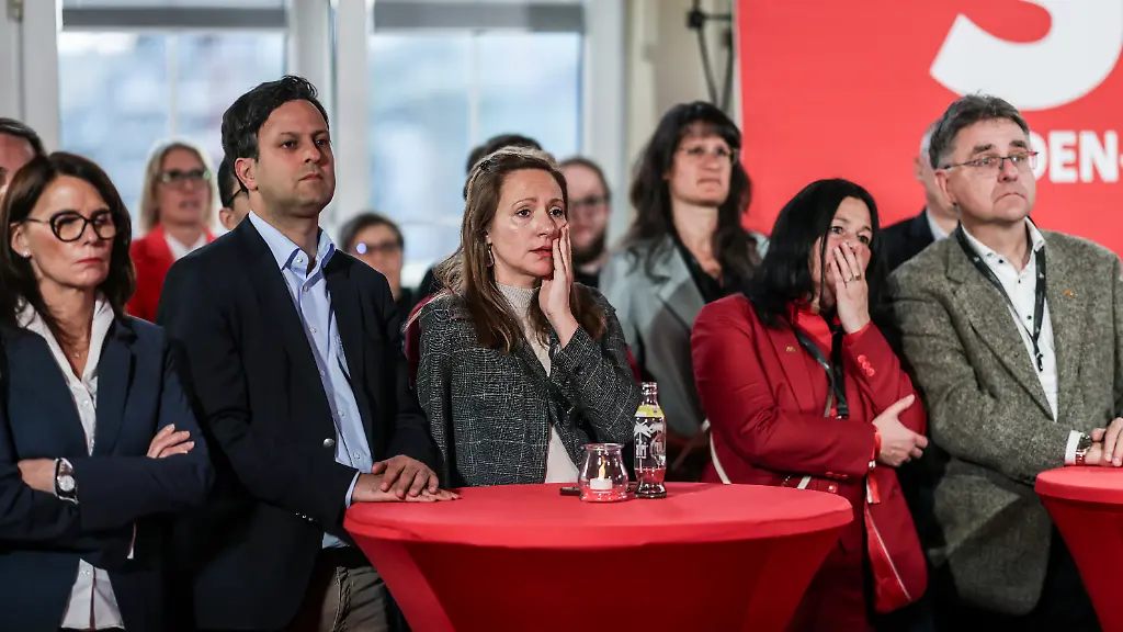 Parteimitglieder-der-SPD-sehen-sich-die-ersten-Hochrechnungen-der-Landtagswahl-in-Baden-Wuerttemberg-an-Am-08-Maerz-fand-in-Baden-Wuerttemberg-die-Landtagswahl-statt