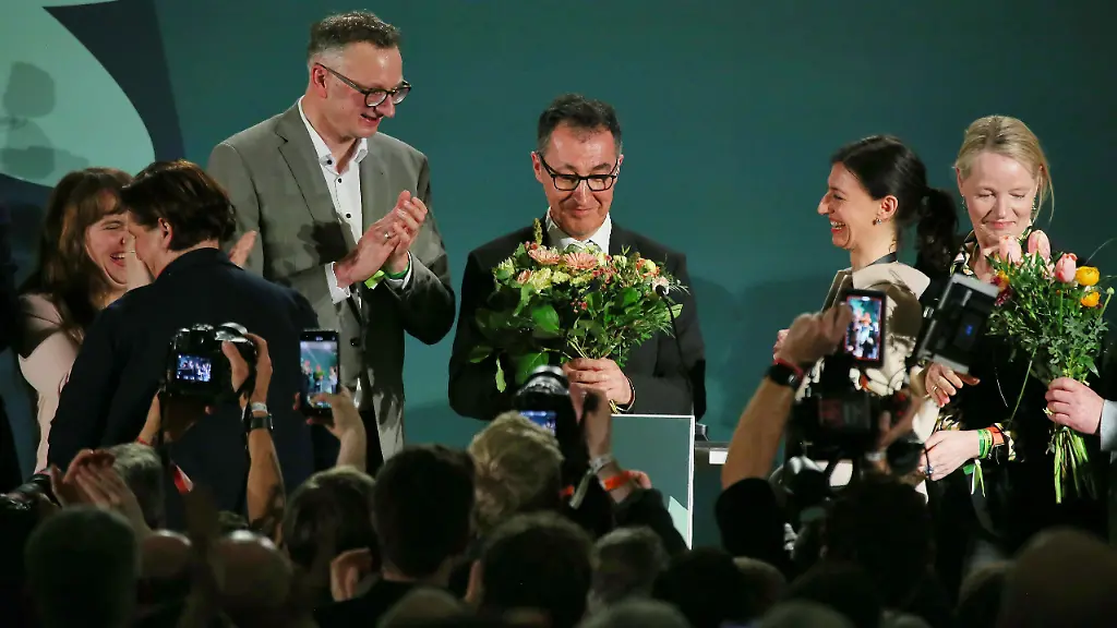 Stuttgart-Baden-Wuerttemberg-Deutschland-Staatsgalerie-Landtagswahl-2026-Cem-Oezdemir-erhaelt-auf-der-Gruenen-Wahlparty-nach-den-ersten-Prognosen-Blumen