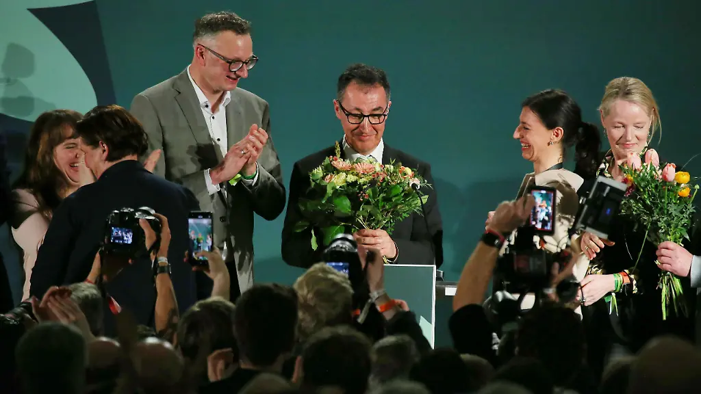 Stuttgart-Baden-Wuerttemberg-Deutschland-Staatsgalerie-Landtagswahl-2026-Cem-Oezdemir-erhaelt-auf-der-Gruenen-Wahlparty-nach-den-ersten-Prognosen-Blumen