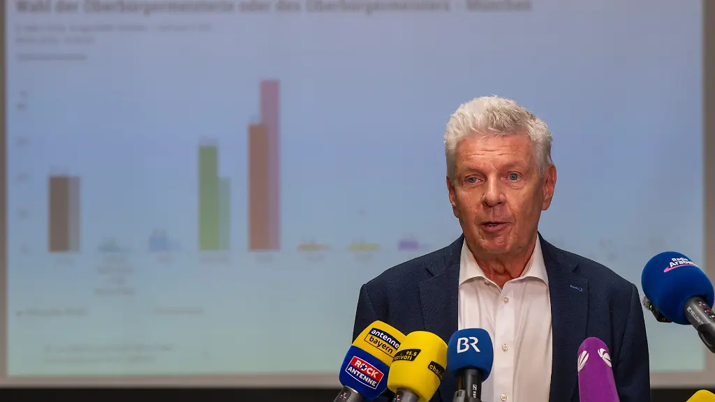 Dieter-Reiter-SPD-amtierender-Oberbuergermeister-von-Muenchen-gibt-nach-der-vorlaeufigen-Ergebnispraesentation-fuer-die-Wahl-zum-Oberbuergermeister-bei-den-Kommunalwahlen-im-Kreisverwaltungsreferat-der-bayerischen-Landeshauptstadt-ein-Statement