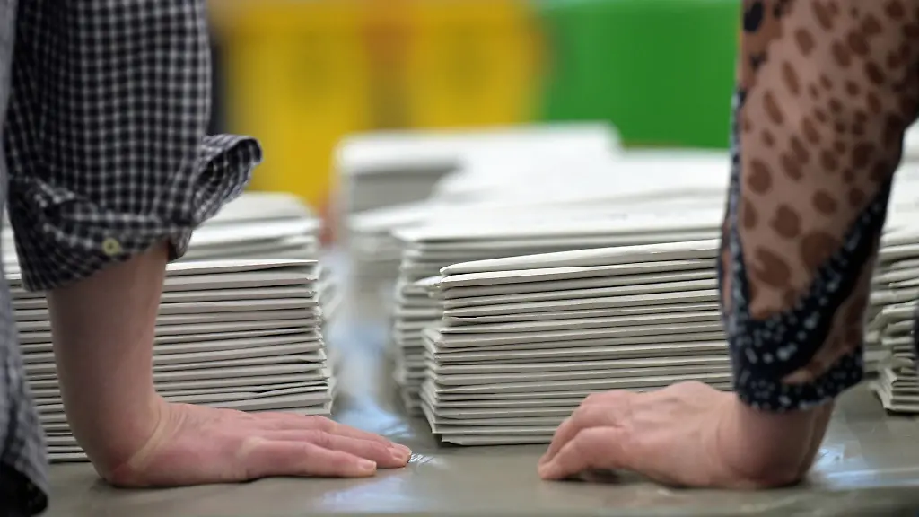 Bei-der-OB-Wahl-in-Erlangen-schafft-es-Amtsinhaber-Florian-Janik-SPD-nur-auf-Rang-zwei-in-die-Stichwahl-gegen-den-CSU-Mann-Joerg-Volleth