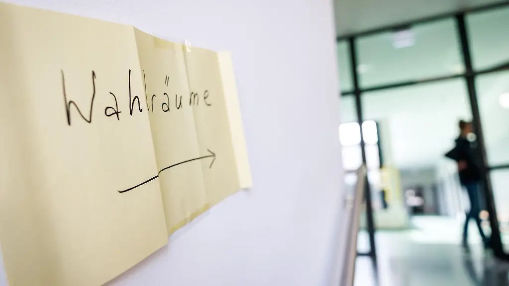 Noch-Buergermeister-Bernhard-Uhl-ist-nach-seinem-Wechsel-von-CSU-zu-Gruenen-bei-der-Wahl-gescheitert