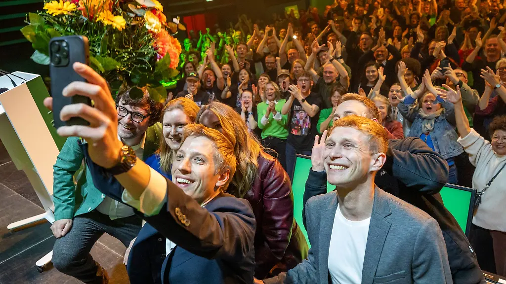 Der-Moment-des-grossen-Jubels-Dieses-Selfie-wird-Dominik-Krause-wohl-nie-loeschen-Der-Jubel-der-Gruenen-ueber-das-Ergebnis-bei-der-Muenchner-Oberbuergermeisterwahl-war-in-jedem-Fall-laut-wie-nie