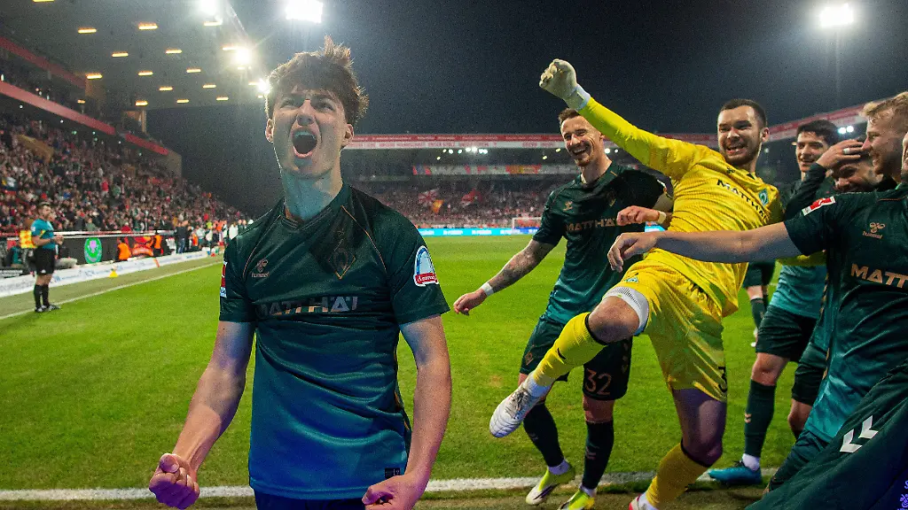 Fussball-Herren-Saison-2025-2026-1-Bundesliga-25-Spieltag-1-FC-Union-Berlin-SV-Werder-Bremen-v-l-Patrice-Covic-Bremen-Marco-Friedl-Bremen-Torhueter-Mio-Backhaus-Bremen-Julian-Malatini-Bremen-Jubel-nach-Tor-zum-1-4-08-03