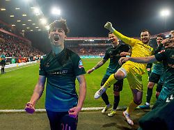 Untergang gerade noch abgewehrt?: Der taumelnde SV Werder schießt sich (vorerst) von der Intensivstation