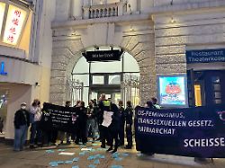 Bild: Publikum buht Protestler aus: Alice Schwarzer bei Lesung von Störern unterbrochen